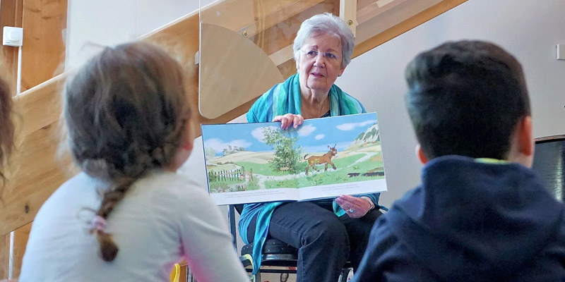 Vorlesepat*innen laden Kinder zum Zuhören und Träumen ein